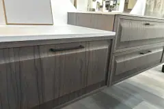 Frontdetail der furnierten Unterschränke von Koje 1 mit schwarzen ROMA-Griffen