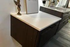 Linker Unterschrank von Koje 1 mit heller Holz-Abdeckplatte in Paraíso Bianco