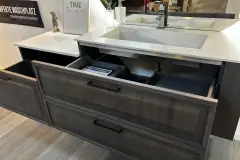 Geöffnete Auszüge der beiden Unterschränke von Koje 1 unter Holz-Abdeckplatte und GRESS-Waschtisch
