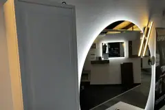 Seitliche Detailansicht des Oberschranks und des beleuchteten SUNSET-Spiegels von Koje 1