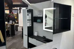Seitliche Gesamtansicht von Oberschrank und SLIDE-Spiegelelement der Koje 17