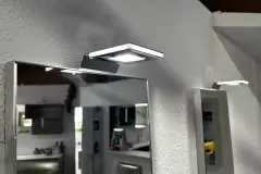BASIC-Wandspiegel von Koje 21 mit aufgesetzter QUADRA-LED-Leuchte