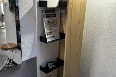 Boiserie-Regal und geschlossene Hochschranktür der seitlichen Schrankkombination von Koje 23