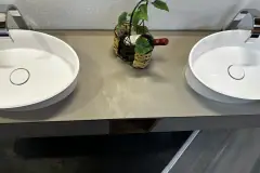 Ansicht von oben auf die beiden weißen Aufsatzbecken und die Laminatplatte von Koje 24