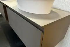 Detailansicht der Laminatplatte mit Gehrung und der grifflosen Front von Koje 24
